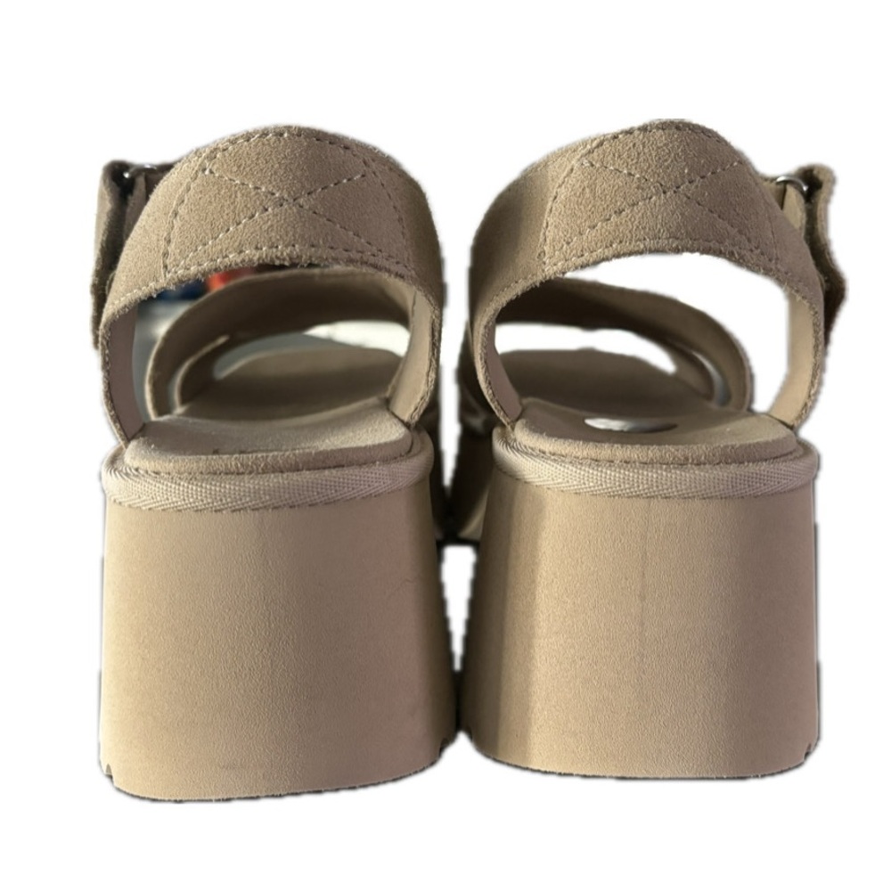 (SOLD) UGG WOMEN 8 NEW HEIGHTS PLATFORM SANDAL IN MUSTARD SEED NWOB CUSHIONED - Picture 6 of 10